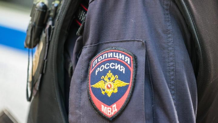 В Москве мужчина напал на двух прохожих, разбил стекло автобуса и избил водителя