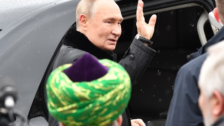 Путин в поздравлении сотрудников МВД призвал их бороться с терроризмом