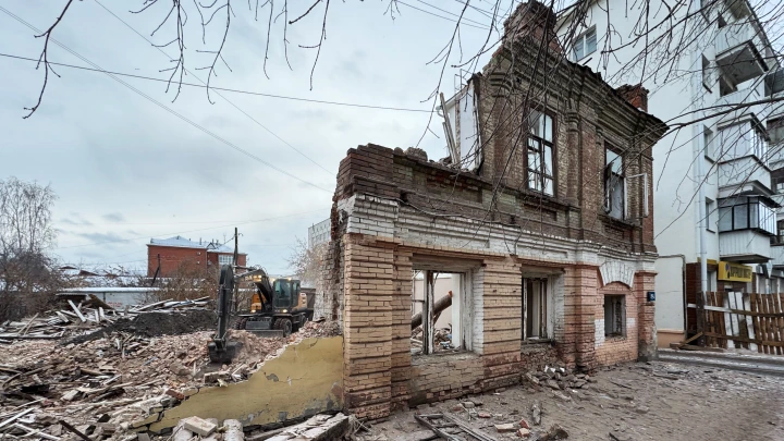 В Иркутске не расселённый до конца дом начали сносить с человеком внутри