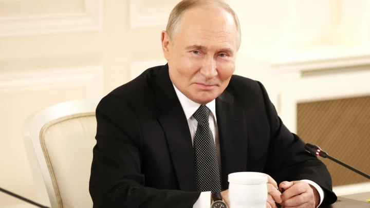 Они держались за руки и хихикали: Странные кадры Путина из Китая. Британия взорвала Сеть своей сенсацией