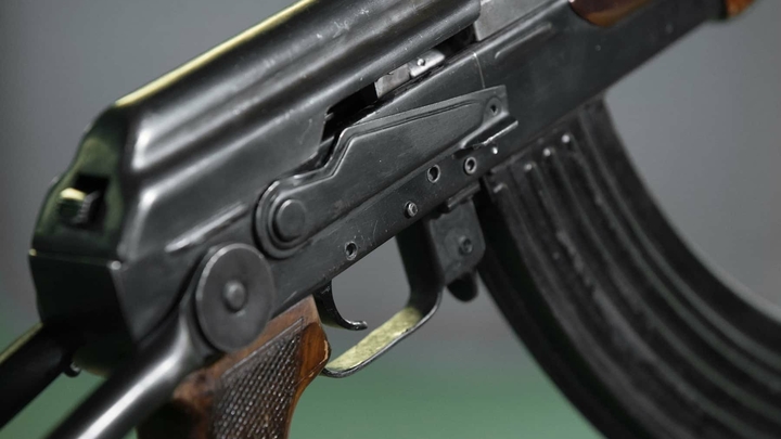 Всучили прямо у порога: На Украине женщинам начали вручать повестки