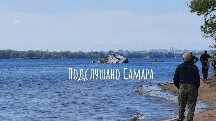 Около Самары начали поднимать затонувший теплоход Барракуда