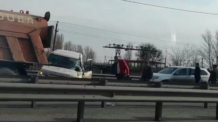 На Южном подъезде к Ростову из-за аварии образовалась гигантская пробка. Видео