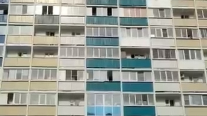 Неадекват на высоте: Мужчина повис на балконе 12-го этажа в Новосибирске