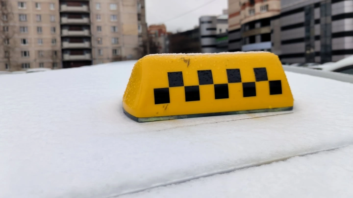 Будете умолять вернуться: мигранты в шоке из-за запрета работать в такси и доставке в Петербурге