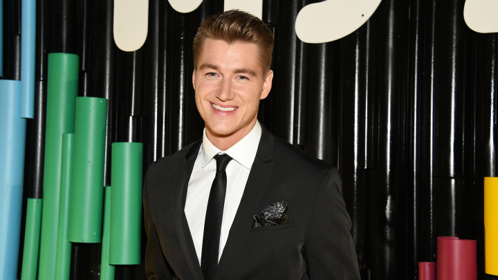 Алексей Воробьёв переоделся в извинительную водолазку: артист попросил прощения у девушек, которых назвал неполноценными