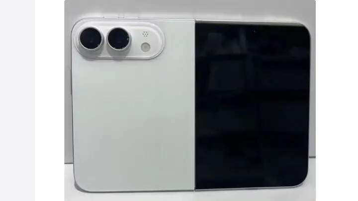 Складной iPhone 18 Ultra показали на фото: никакого Face ID и только два цвета на старте