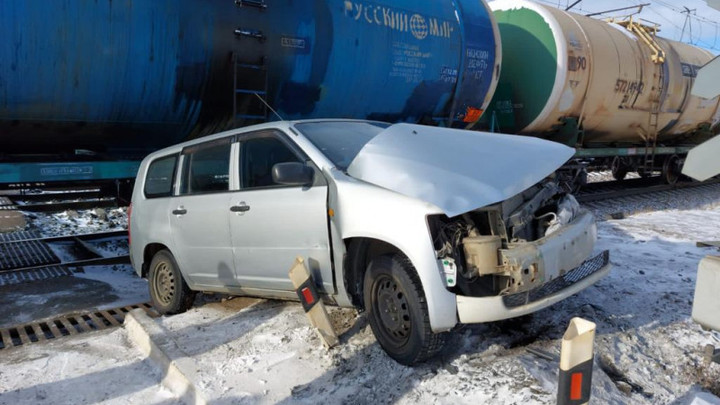 Под Читой водитель автомобиля Toyota выжил после столкновения с поездом