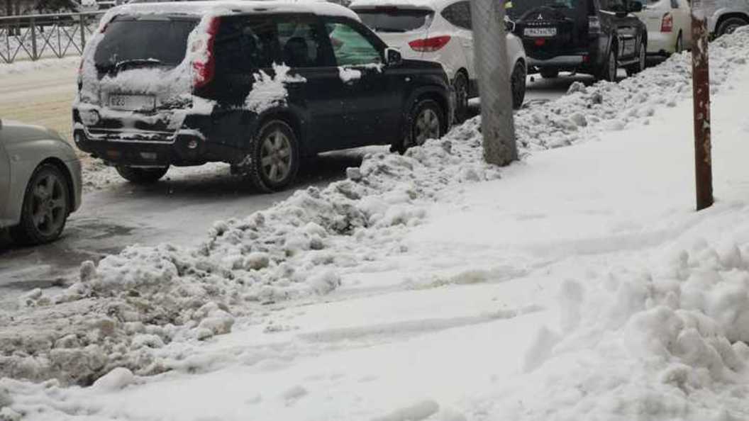 Почему сегодня снег. Набережная Новосибирска убрали ли снег. Убирают снег в Екатеринбурге. В Минобороны убирают снег.