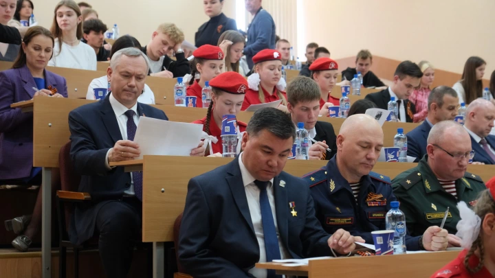 Губернатор Андрей Травников вместе с участниками проекта Герои НовоСибири написал Диктант Победы