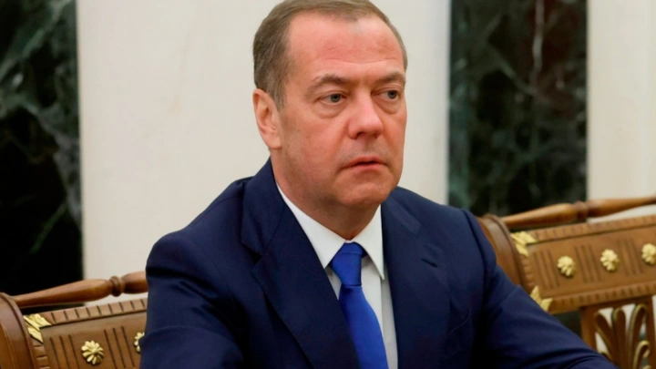 Медведев пригрозил жёсткими мерами тем, кто попытается скрыть принадлежность к ЕР