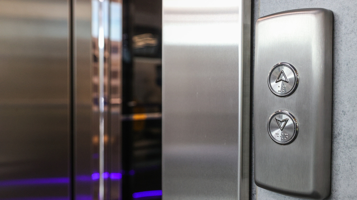 В Краснодаре лифт с беременной женщиной и ребёнком рухнул в шахту