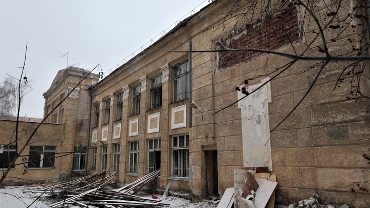 Мальчик приятный: в Новосибирске показали образец работ по восстановлению барельефа для школы № 54