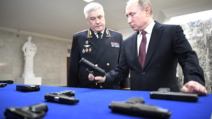 Жующий полковник стал героем коллегии МВД, где Путин попросил завязать с крышеванием бизнеса - видео