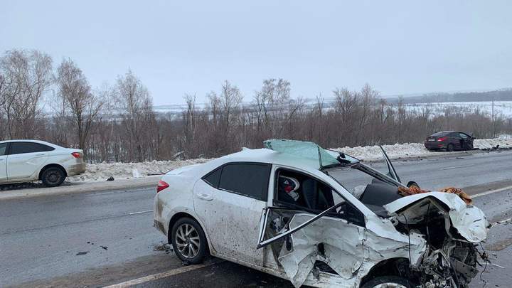 В Самарской области вазовская легковушка превратилась в груду металлолома