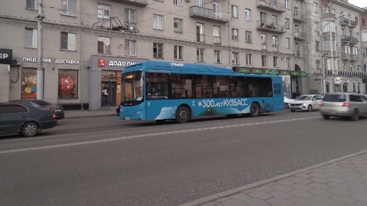 Из-за грязных автобусов жители Новокузнецка не видят остановки