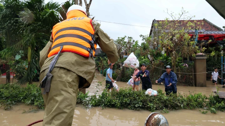 Русские туристы эвакуировали десятки человек во время наводнения в Нячанге