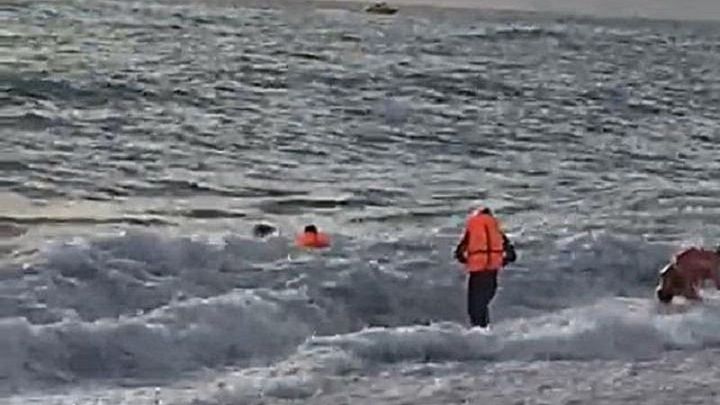 В Сочи спасатели вытащили из моря трех тонущих мужчин