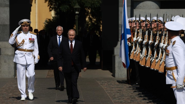 Путин успокоил иностранца, разбившего бокал на приёме в День ВМФ