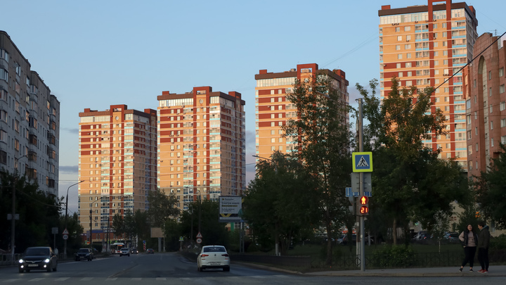 В Новосибирске под окнами многоэтажки нашли тело женщины без одежды