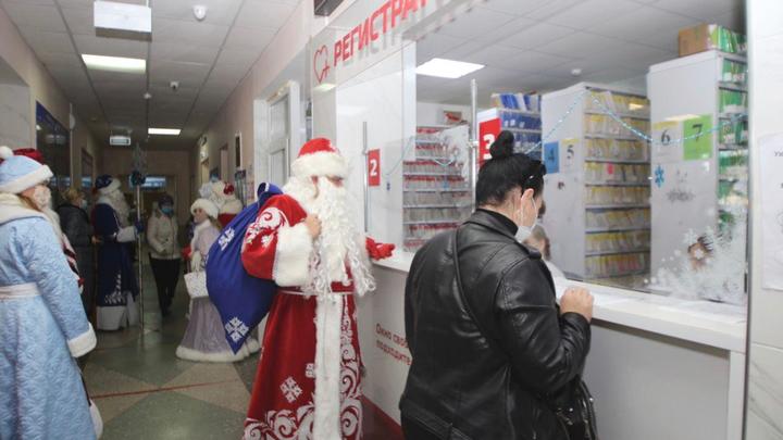 Безопасный Новый год: В Геленджике Деды Морозы и Снегурочки сдают тесты на COVID-19