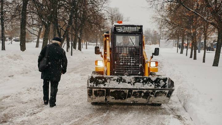Губернатор просит петербуржцев работать удалённо или пользоваться метро и автобусами