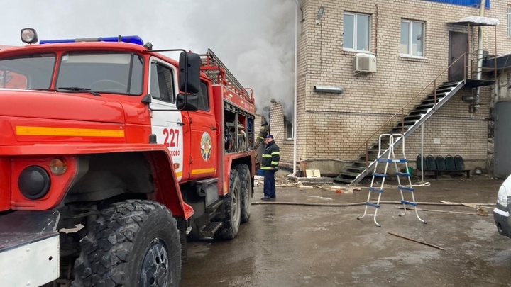 В Раменском на Северном шоссе загорелся автосервис