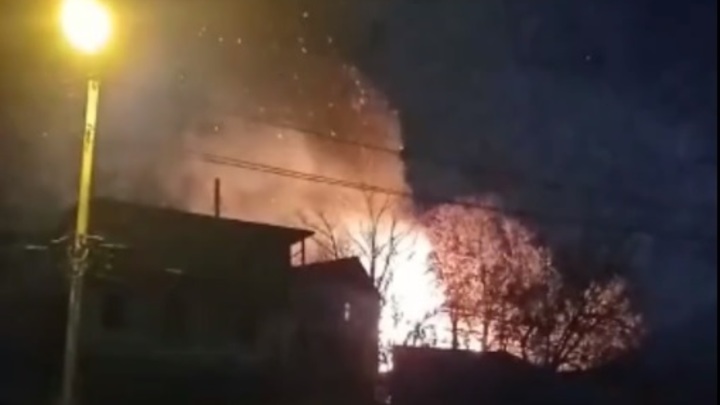 В Новомихайловском два часа пожарные тушили частный дом