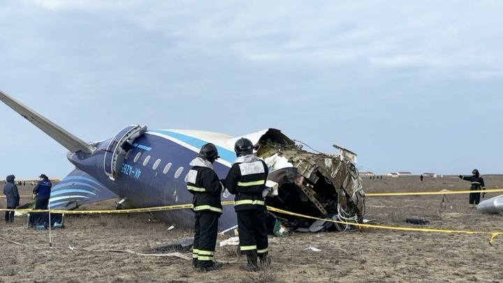 Казахстан обнародовал переговоры пилотов упавшего лайнера AZAL