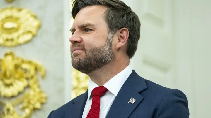 Саммит ещё не начался, а Вэнс уже молится: Американский вице-президент не смог скрыть эмоции в преддверии встречи Путина и Трампа