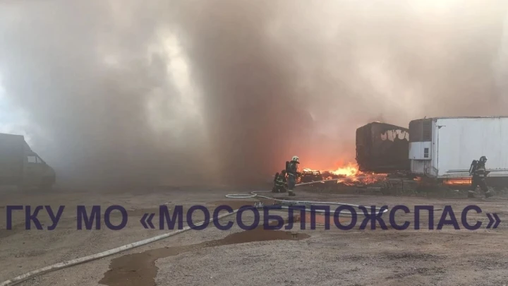 Огонь охватил промзону в Подмосковье: пламя перекинулось на здания и фуры