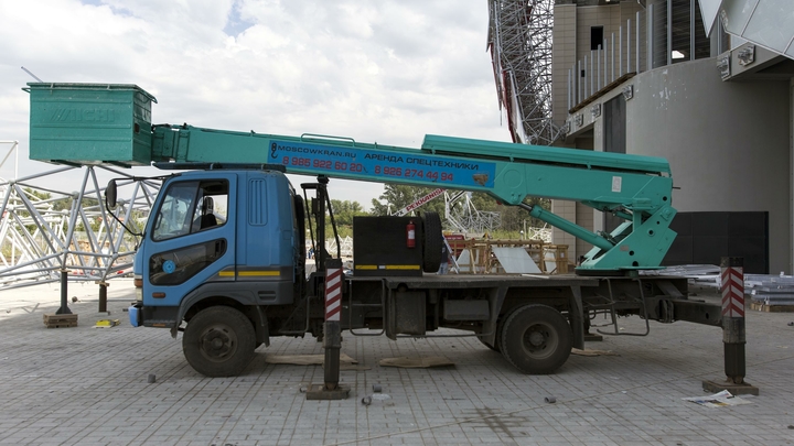 В Сочи бытовка слетала с фуры во время перевозки и перекрыла дорогу по ул. Чайная