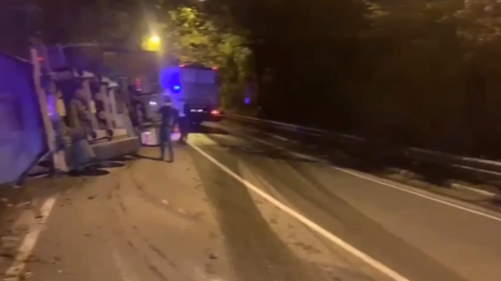 На трассе в Сочи перевернулся тонар с горючим