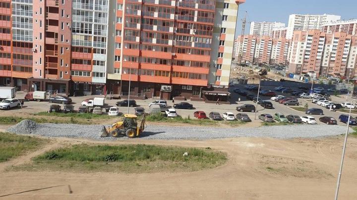 В мэрии Челябинска рассказали, зачем на месте сквера самосвалы высыпали щебень и камни