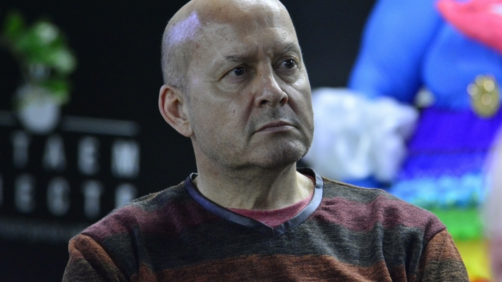 Самый преданный друг умершего Гришечкина не отходит от его кровати, почти не ест