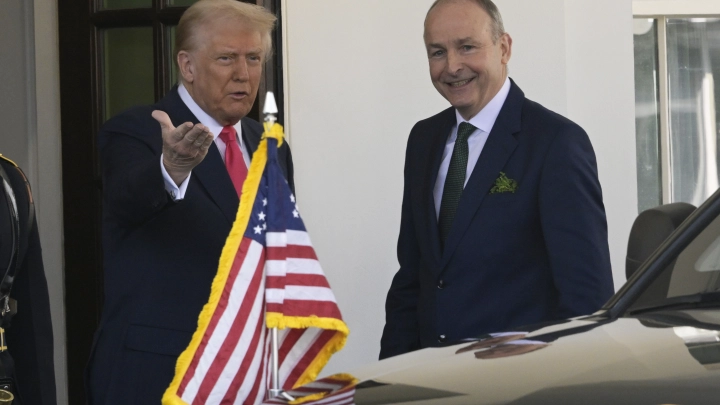 Трамп подшутил на Вэнсом из-за носков на встрече с премьером Ирландии