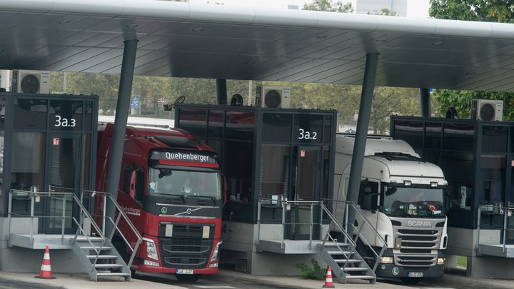 Время ожидания - шесть дней: На границе России и Латвии встали 1200 грузовиков