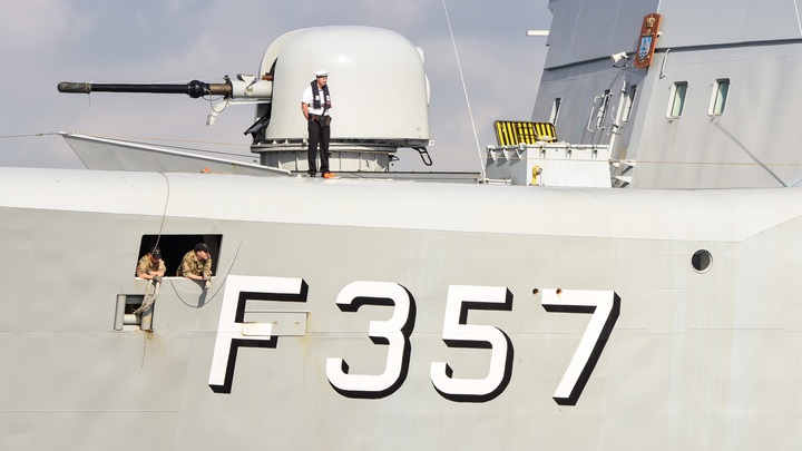 Русские измотали датских моряков: Следят из последних сил