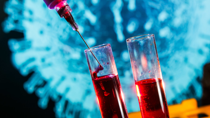 Малышева улыбается и откусывает голову…: В России представили телепрофилактику от коронавируса