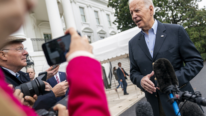 Байден собрался снова стать президентом. В СМИ слит частный разговор