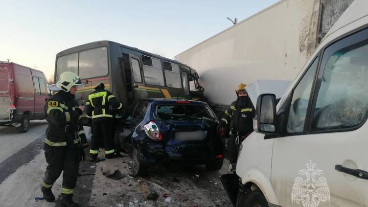 В Ивановской области столкнулись два автобуса, грузовик и две легковушки: есть пострадавшие