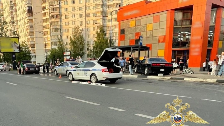 Спорткар врезался в автобусную остановку в Сергиевом Посаде
