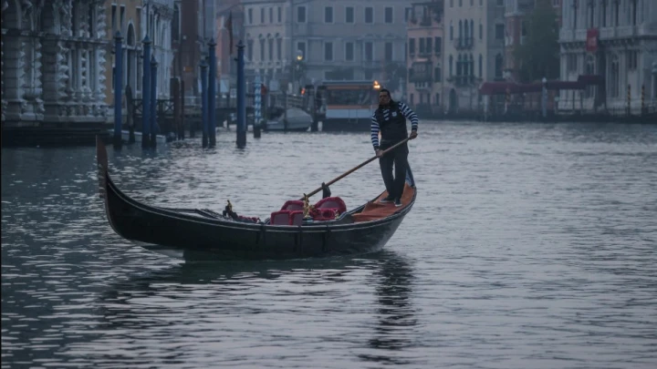 Украину возмутил русский флаг на Венецианском фестивале: Два министерства требуют убрать