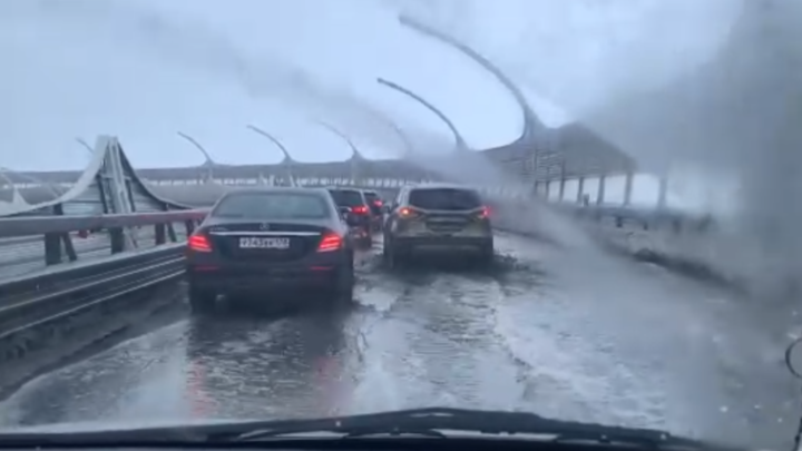 «Автоаквапарк»: из-за оттепели ЗСД в Санкт-Петербурге превратилась в бурную реку