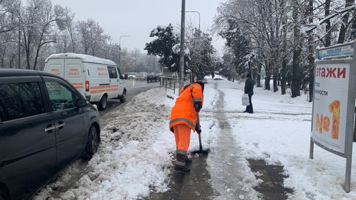 Борьба со снегом продолжается: в Краснодаре задействованы 617 человек