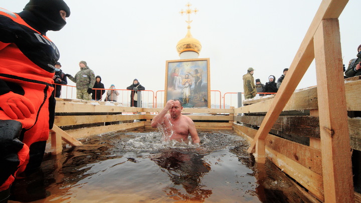 Тащи быстрей! Вынимай!: Тагилец чуть не утонул в купели на Крещение