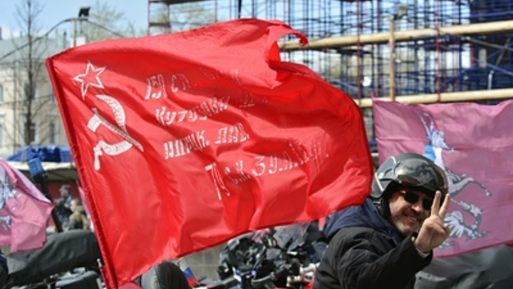 Жители Лисичанска обнимали и благодарили бойцов союзных сил за победу