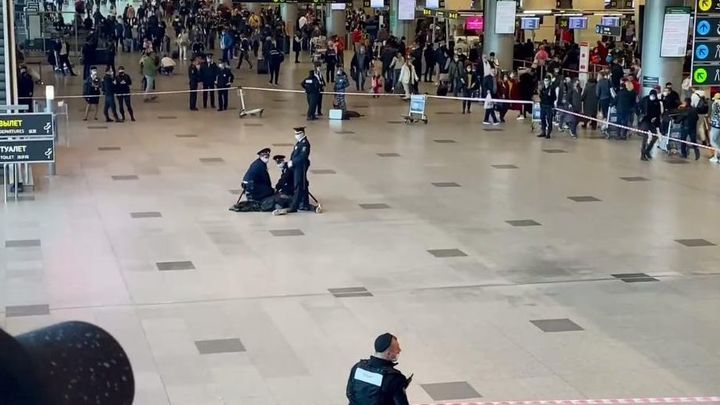 Кричал, что у него бомба: В Домодедово задержали неизвестного. Всё оцеплено