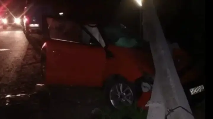 Под Челябинском две женщины на красном авто погибли в аварии со столбом
