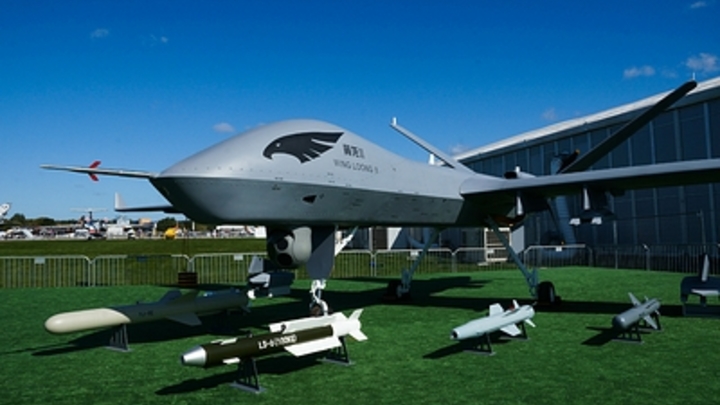 Живой щит: Беспилотник снял, как боевики прикрываются мирными жителями на Украине